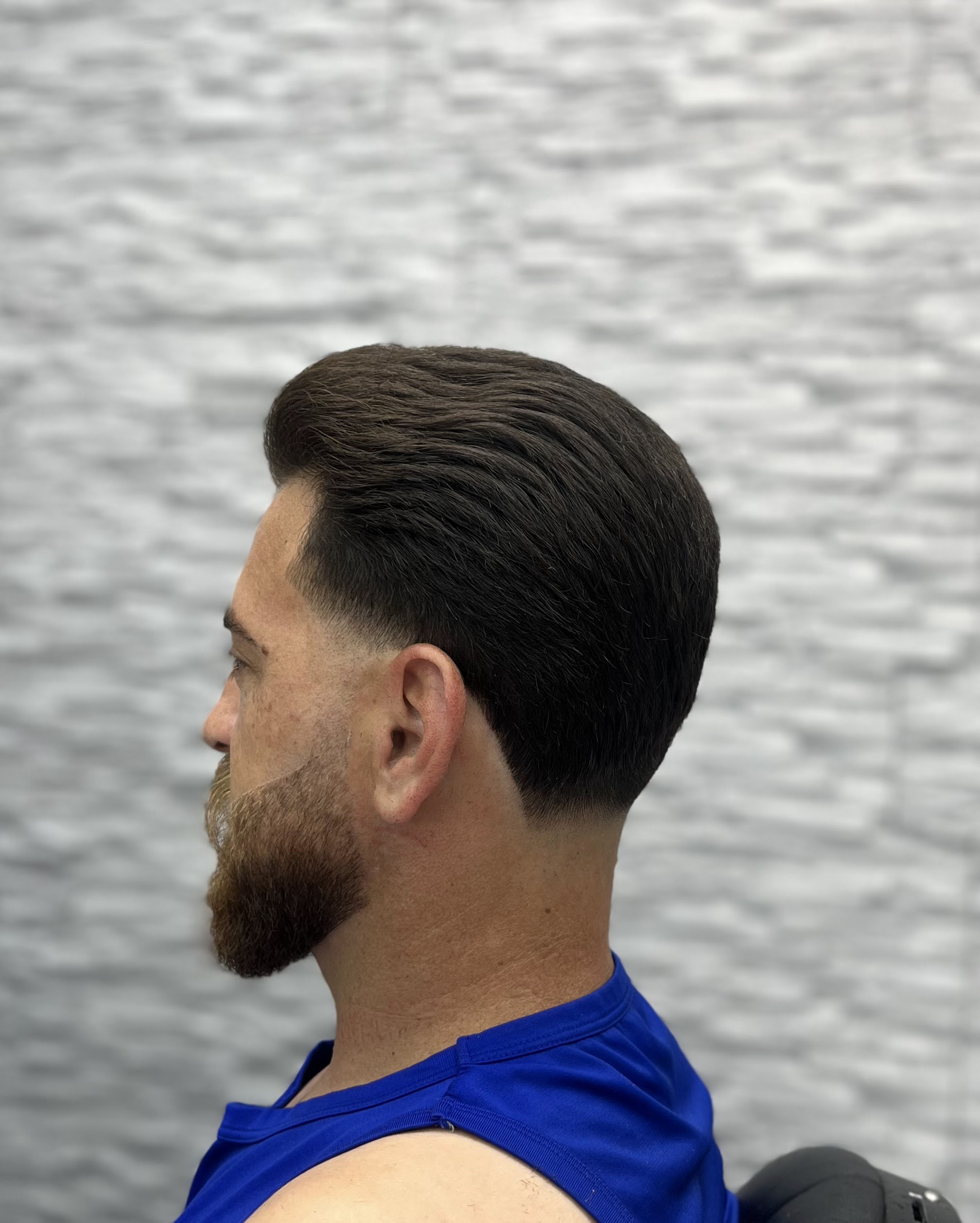 Afgewerkt kapsel met verzorgde zijkanten en baard
