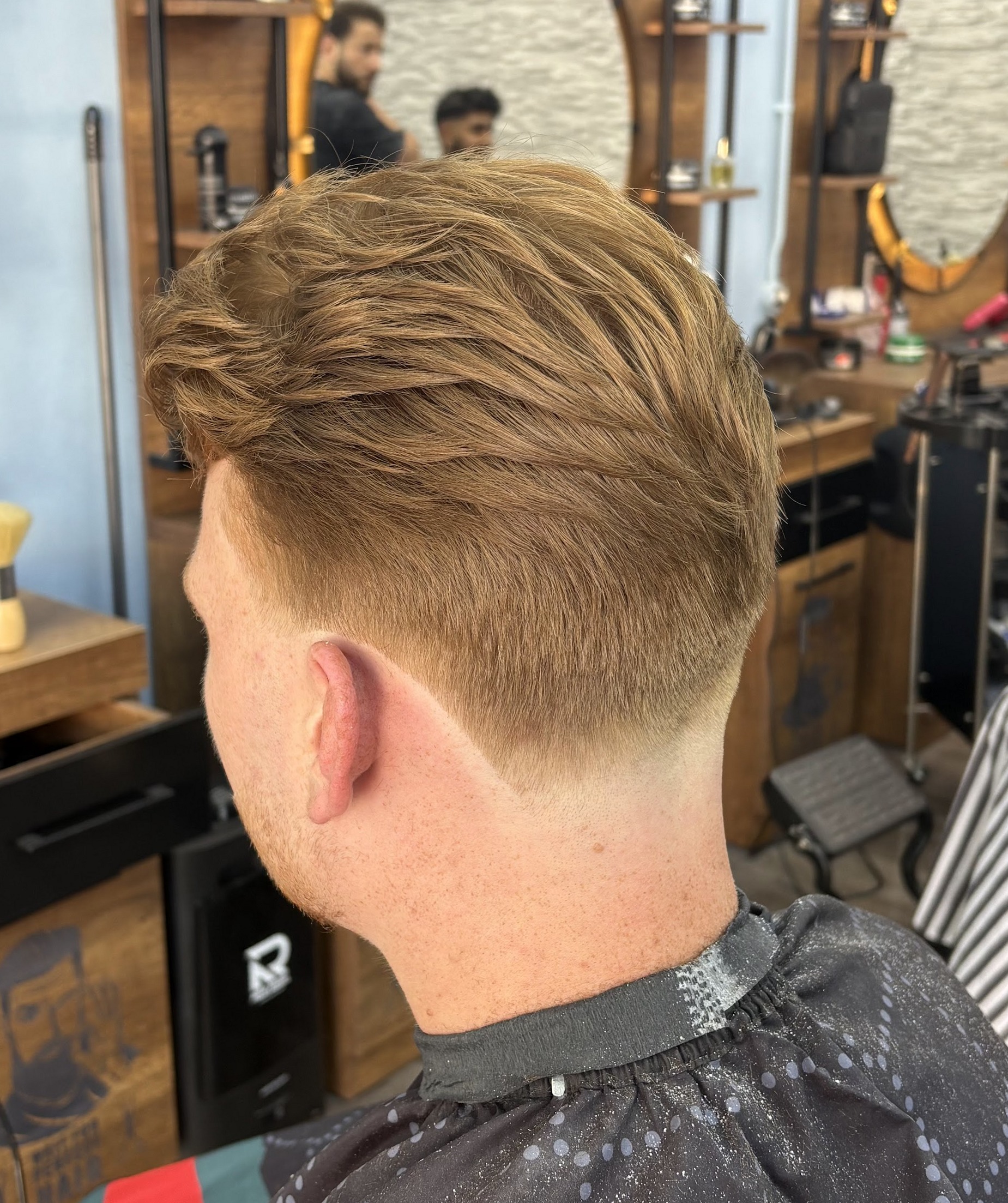 Blond kapsel met kort geknipte zijkanten