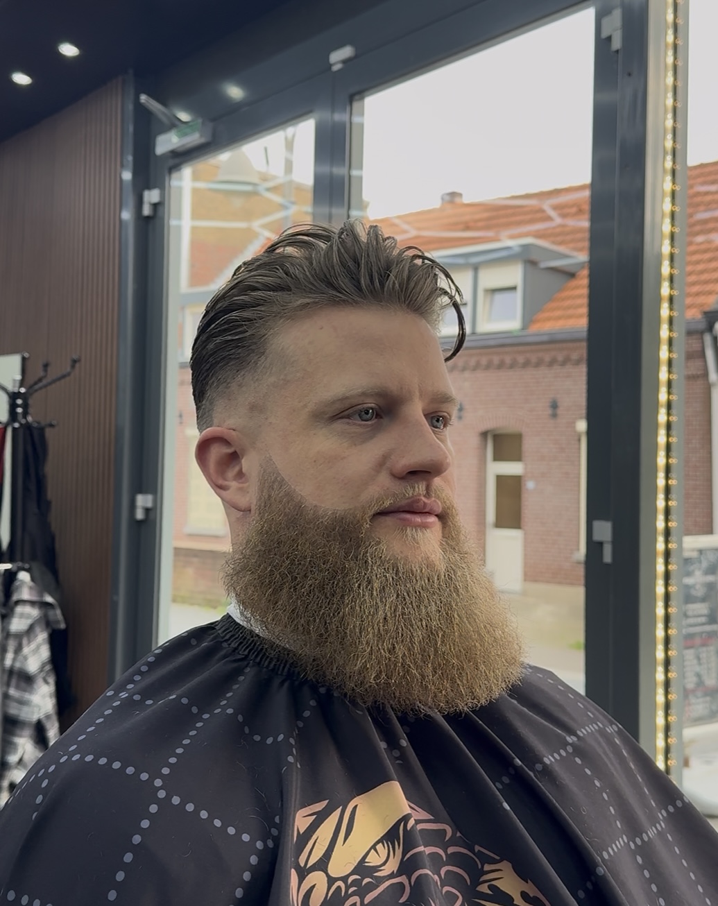 Afgewerkt kapsel met lange baard bij City Style